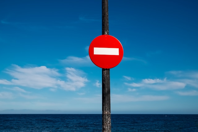Schild "Keine Durchfahrt" vor Meer.